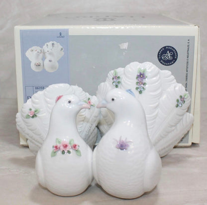 Lladro - Kissing Doves with Flowers - Porcelain Figurine