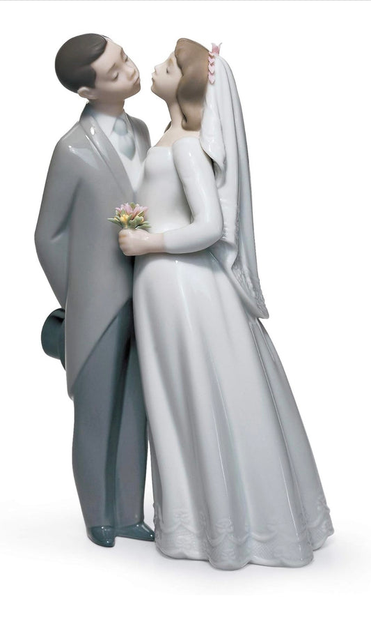 Lladro - A Kiss To Remember Porcelain Figurine