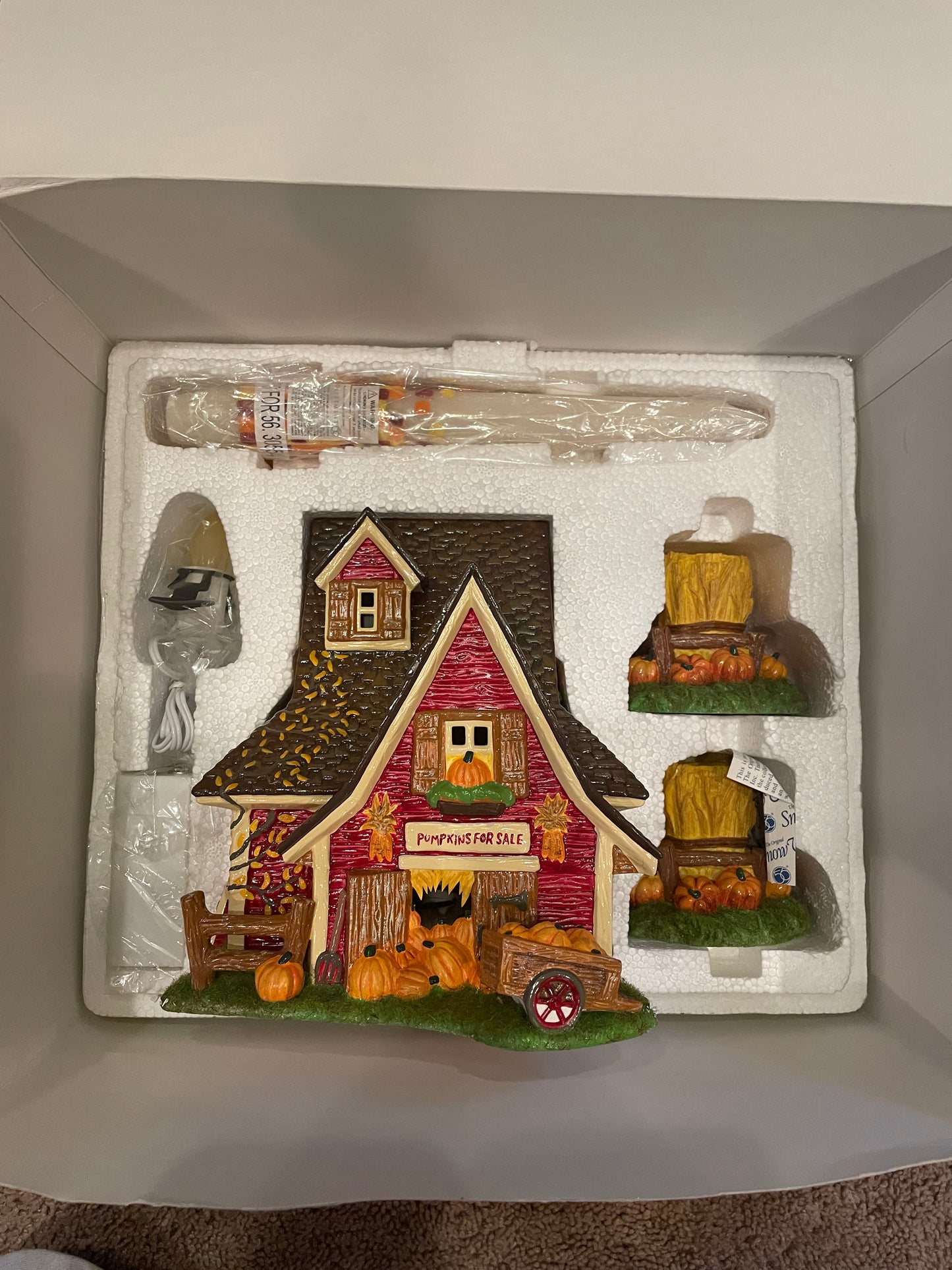 Department 56 - Thanksgiving House with candles
