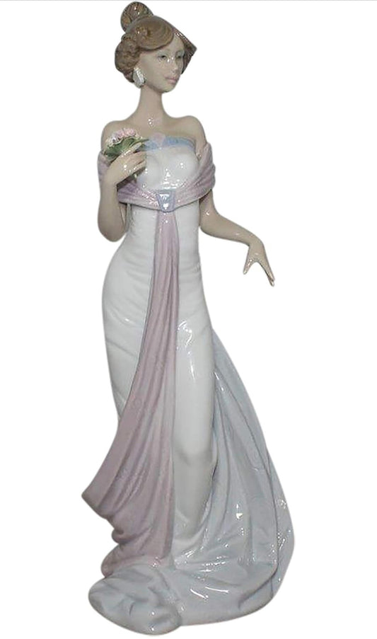 Lladro - Summer Infatuation - Porcelain Figurine