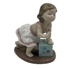 Lladro -My First Step (Mi Primer Paso 06428 Porcelain Figurine