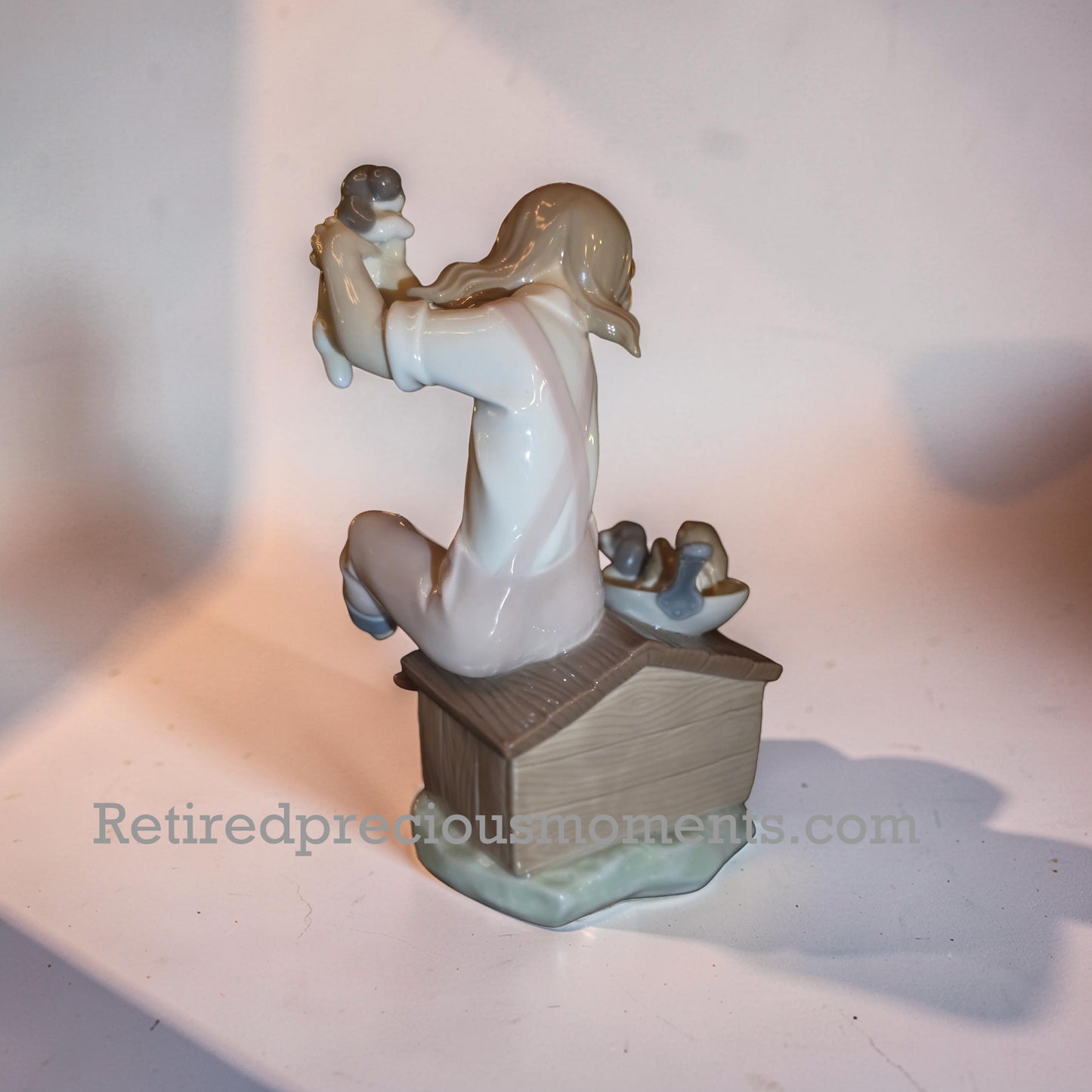 Lladro - Pick of the Litter - Porcelain Figurine  Girl with Puppies 07621