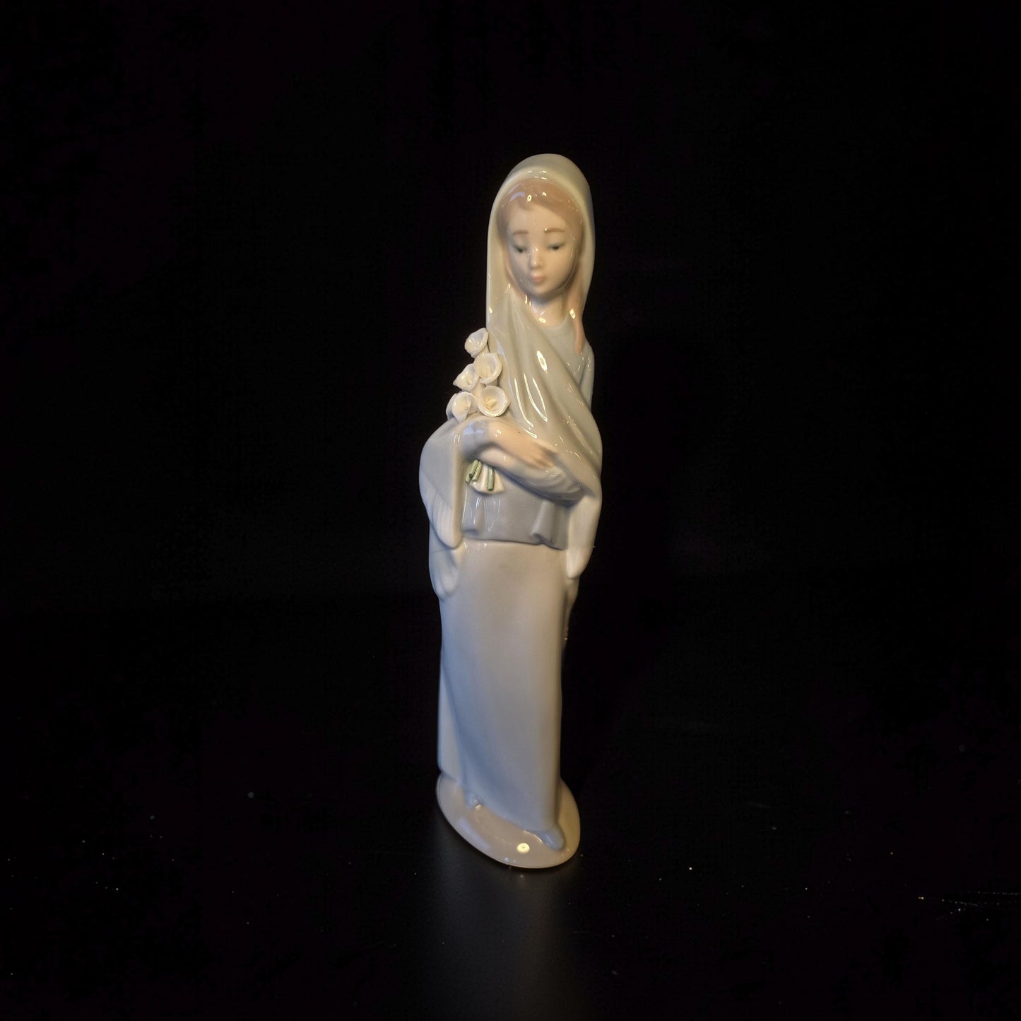 Lladro - Girl With Flowers (Nina Con Calas) 4650 Porcelain Figurine