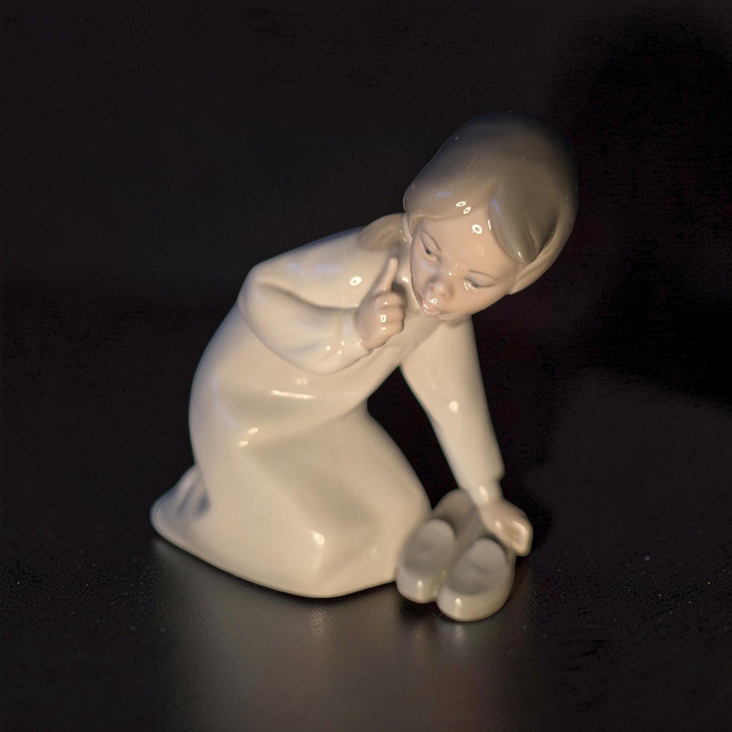 Lladro - Little Girl With Slippers - 4523