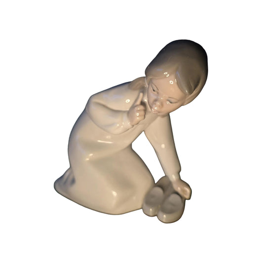 Lladro - Little Girl With Slippers - 4523