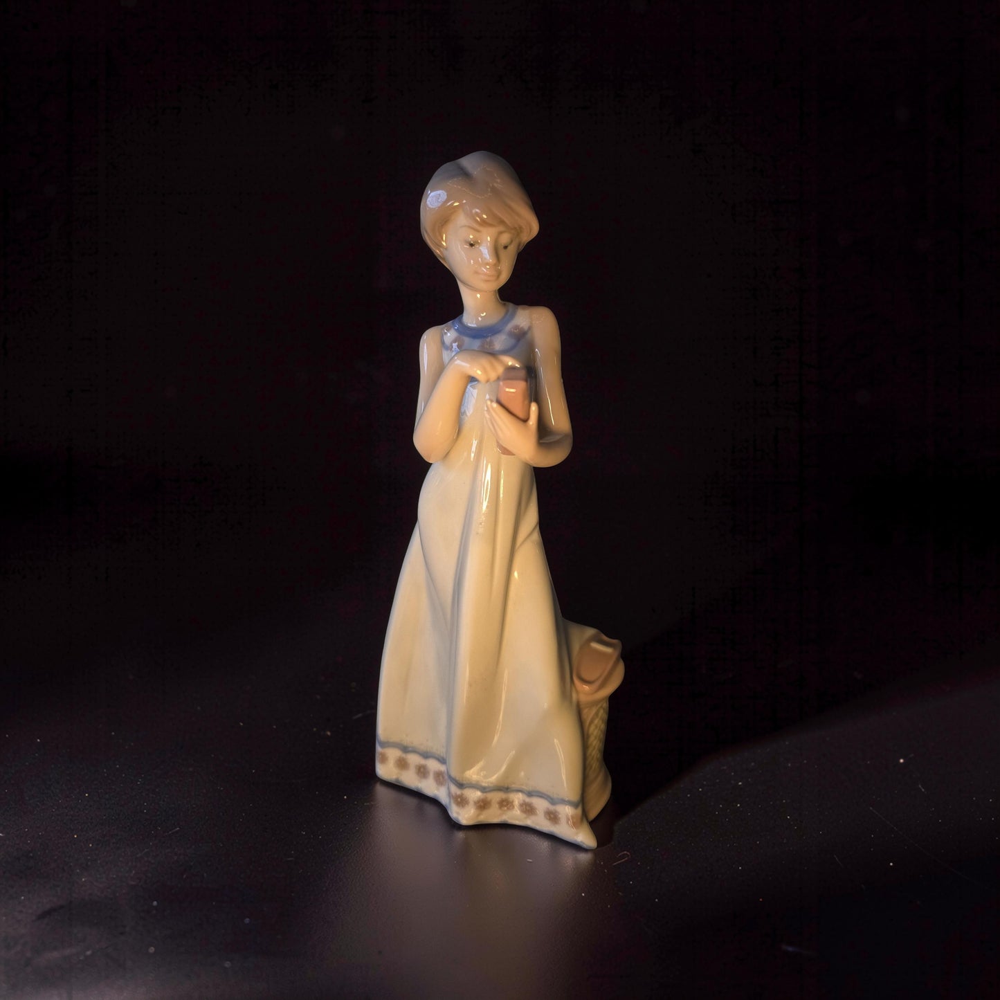 Lladro - Calling a Friend - 05607