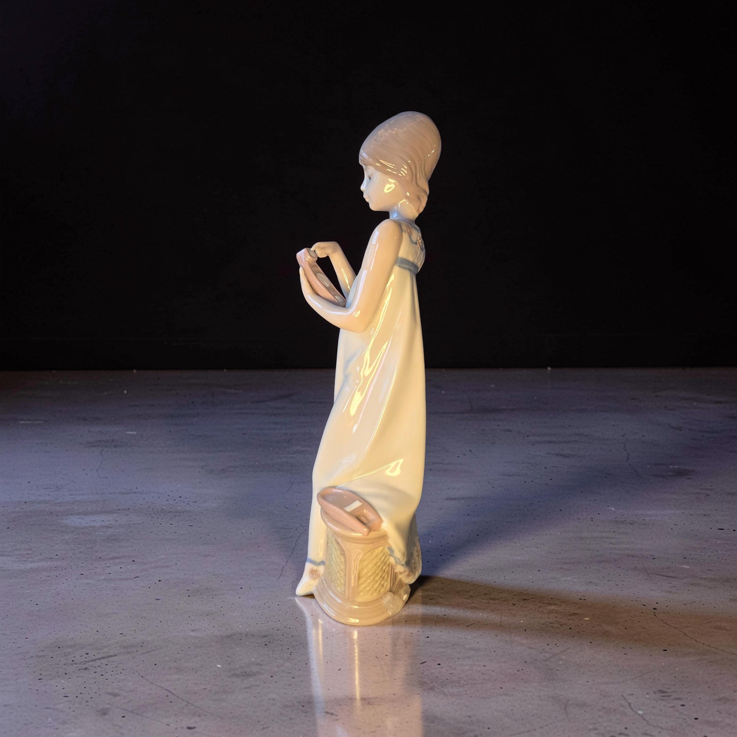 Lladro - Calling a Friend - 05607