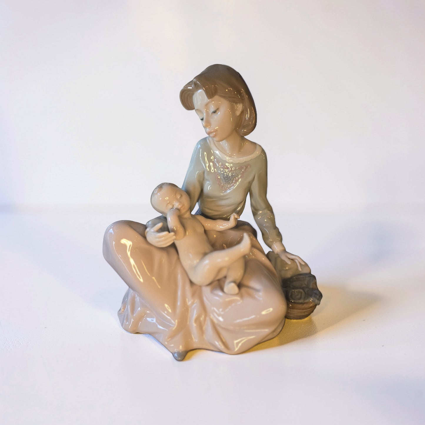 Lladro - Dressing the Baby (Ropita Bara El Nino) 05845