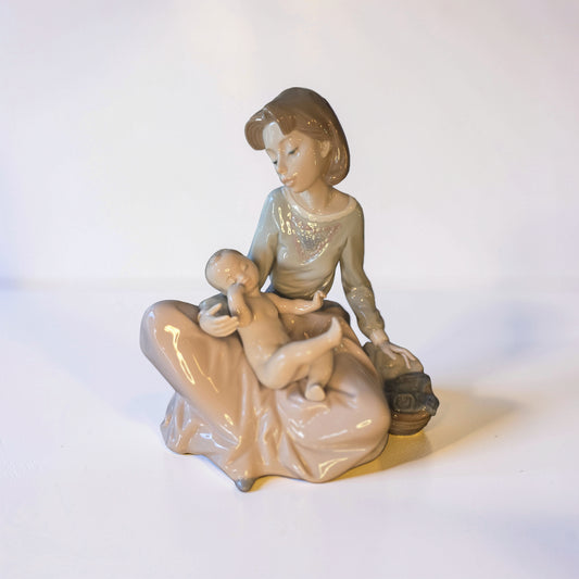 Lladro - Dressing the Baby (Ropita Bara El Nino) 05845