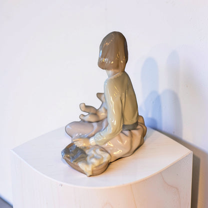 Lladro - Dressing the Baby (Ropita Bara El Nino) 05845