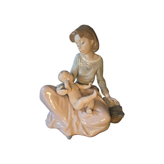 Lladro - One For You, One For Me (Una Para, Ti, Una Para Mi) 06705 Porcelain Figurine